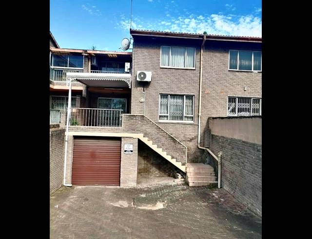 3 BEDROOM TOWNHOUSE FOR SALE IN ISIPINGO RAIL